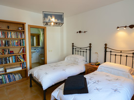 Casa Claveles - twin bedroom