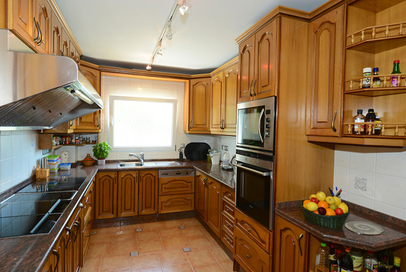 Fully equipped kitchen at Casa Claveles, Mijas Costa holiday villa for rent