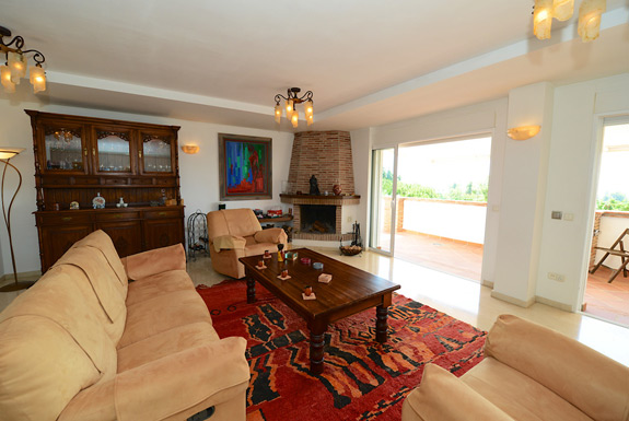 Spacious lounge at Casa Claveles holiday villa for rent - Mijas Costa