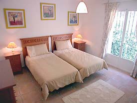 Bright twin bedroom at La Fuente No 8