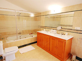 The master en-suite bathroom