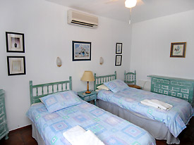 Twin bedroom at Villa Cornisa